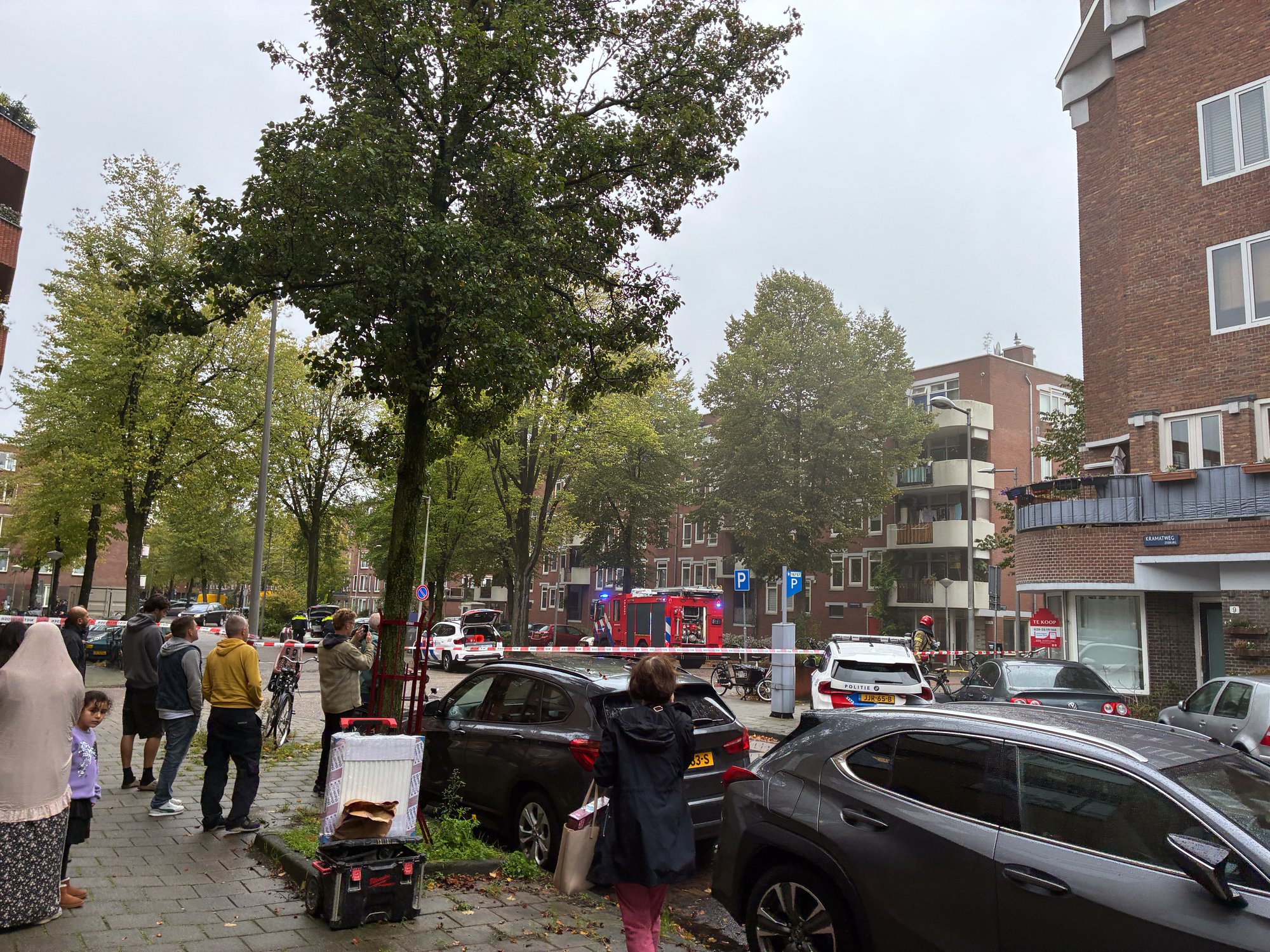 Brandweer uitgerukt voor woningbrand aan Ternatestraat in Amsterdam