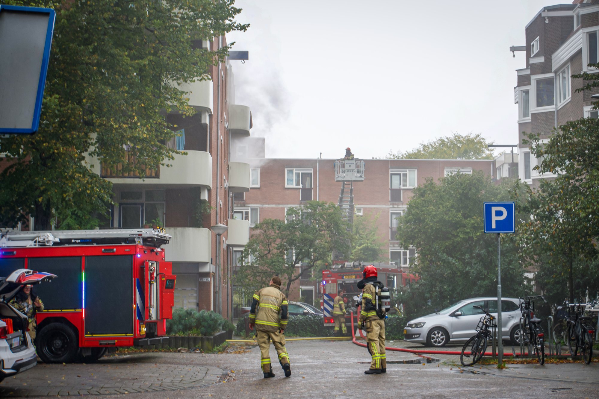 Brandweer uitgerukt voor woningbrand aan Ternatestraat in Amsterdam