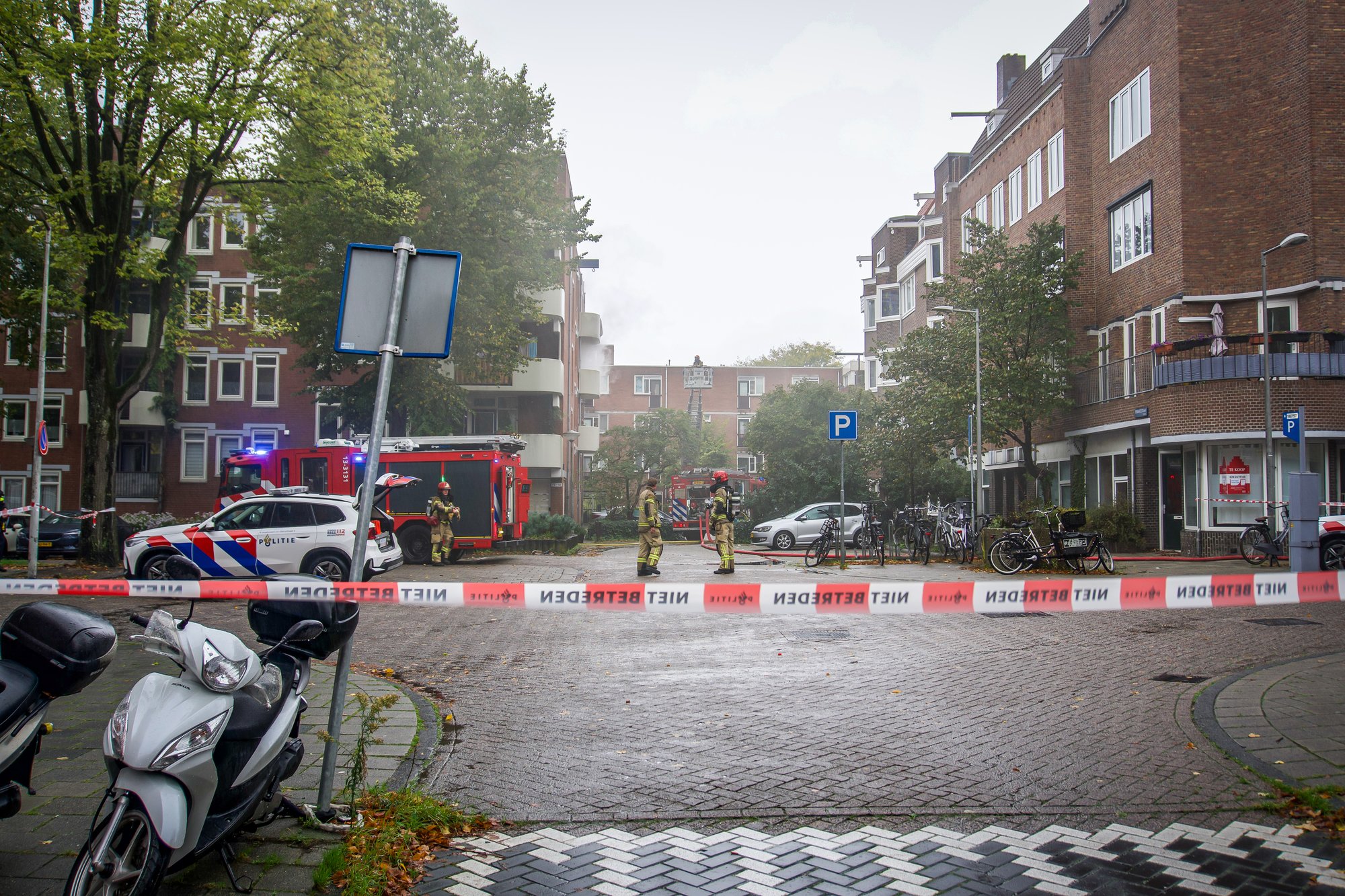 Brandweer uitgerukt voor woningbrand aan Ternatestraat in Amsterdam