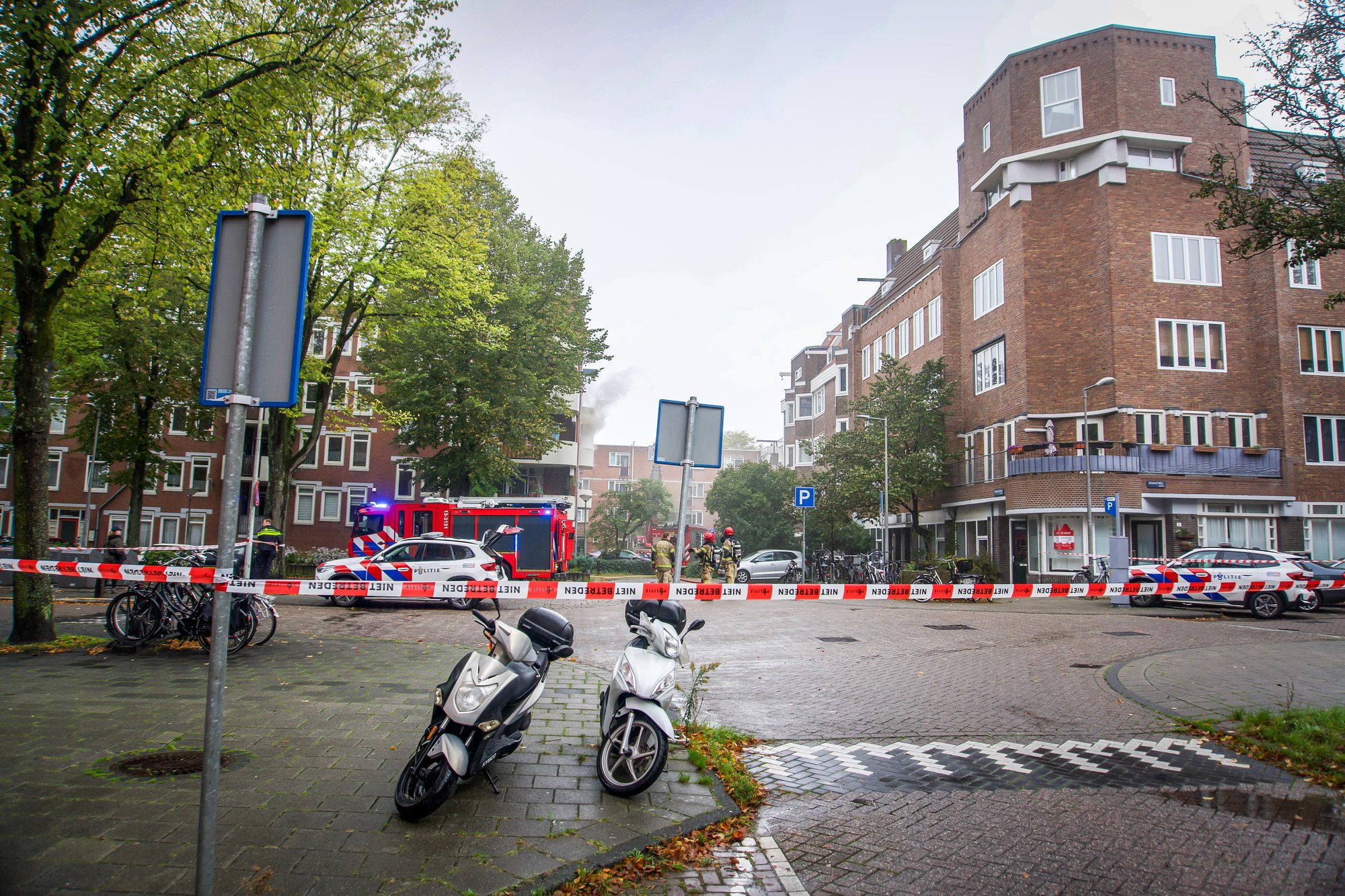 Brandweer uitgerukt voor woningbrand aan Ternatestraat in Amsterdam